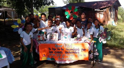 La imagen puede contener: 14 personas, personas sonriendo, personas de pie y exterior